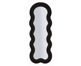 Stylov&eacute; n&aacute;stěnn&eacute; zrcadlo Swan v čern&eacute;m proveden&iacute; s dvojit&yacute;m vlnit&yacute;m r&aacute;mem a m&iacute;rně zaoblen&yacute;m vrchem potažen&eacute; boucl&eacute; potahem a vyztužen&eacute; d&yacute;hovan&yacute;m dřevem