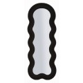 Stylové nástěnné zrcadlo Swan v černém provedení s dvojitým vlnitým rámem a mírně zaobleným vrchem potažené bouclé potahem a vyztužené dýhovým dřevem