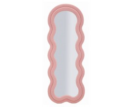 Modern&iacute; n&aacute;stěnn&eacute; zrcadlo Swan ve světle růžov&eacute; barvě s dvojit&yacute;m r&aacute;mem a atypick&yacute;m vlnit&yacute;m tvarem se zaoblen&yacute;m vrchem potažen&eacute; boucl&eacute; potahem a vyztužen&eacute; d&yacute;hovovan&yacute;m dřevem
