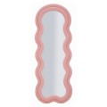 Moderní nástěnné zrcadlo Swan ve světle růžové barvě s dvojitým rámem a atypickým vlnitým tvarem se zaobleným vrchem potažené bouclé potahem a vyztužené dýhovovaným dřevem