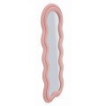 Designov&eacute; růžov&eacute; zrcadlo Swan s jemně vlnit&yacute;m r&aacute;mem a zaoblen&yacute;m horn&iacute;m obloukem s boucl&eacute; potahem 160 cm