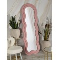 Designové růžové zrcadlo Swan s jemně vlnitým rámem a zaobleným horním obloukem s bouclé potahem 160 cm
