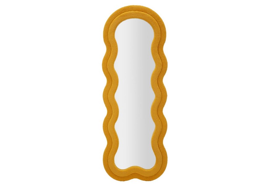 Moderní nástěnné zrcadlo Swan v hořčicově oranžové barvě s dvojitým obloukovým rámem s bouclé potahem a asymetrickým vlnitým tvarem s dýhovanou zadní stranou
