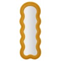 Moderní nástěnné zrcadlo Swan v hořčicově oranžové barvě s dvojitým obloukovým rámem s bouclé potahem a asymetrickým vlnitým tvarem s dýhovanou zadní stranou