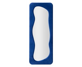 Modern&iacute; obd&eacute;ln&iacute;kov&eacute; zrcadlo Ripple se zaoblen&yacute;mi rohy a vlnit&yacute;mi vnitřn&iacute;mi liniemi v syt&eacute; modr&eacute; barvě se sametov&yacute;m potahem a v&yacute;ztuhou z d&yacute;hovan&eacute;ho dřeva