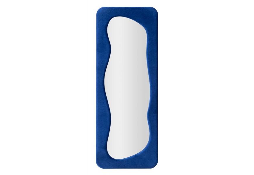 Moderní obdélníkové zrcadlo Ripple se zaoblenými rohy a vlnitými vnitřními liniemi v syté modré barvě se sametovým potahem a výztuhou z dýhovaného dřeva