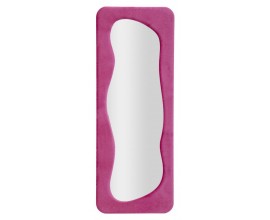 Designov&eacute; n&aacute;stěnn&eacute; zrcadlo Ripple v syt&eacute; růžov&eacute; barvě s vlnit&yacute;mi vnitřn&iacute;mi liniemi se sametov&yacute;m povrchem a vyztuženou d&yacute;hovanou konstrukc&iacute; se zaoblen&yacute;mi rohy