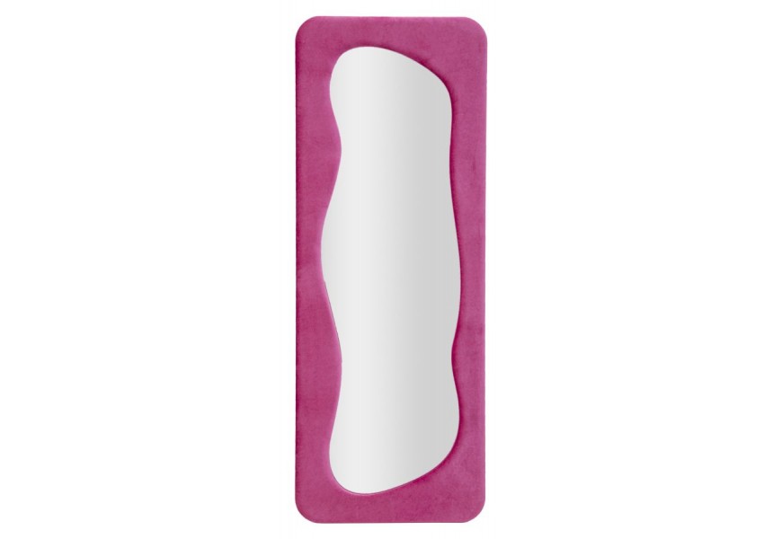 Designové nástěnné zrcadlo Ripple v syté růžové barvě s vlnitými vnitřními liniemi se sametovým povrchem a vyztuženou dýhovanou konstrukcí se zaoblenými rohy