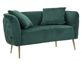 Art deco dvoumístná čalouněná sedačka Lienne se sametovým potahem v tmavě zelené barvě s bočním prošíváním se zlatými vysokými nožičkami z kovu a dvěma čtvercovými polštáři s dřevěnou konstrukcí