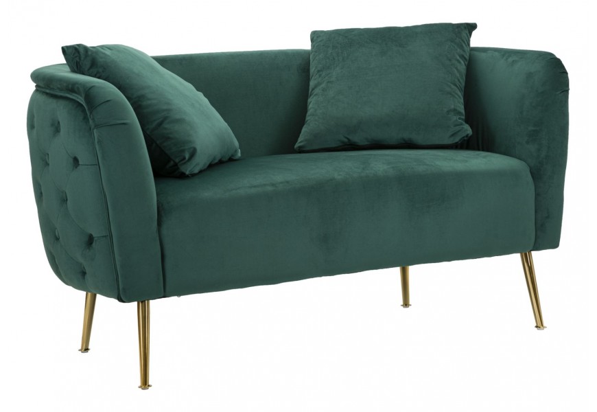 Art deco dvoumístná čalouněná sedačka Lienne se sametovým potahem v tmavě zelené barvě s bočním prošíváním se zlatými vysokými nožičkami z kovu a dvěma čtvercovými polštáři s dřevěnou konstrukcí