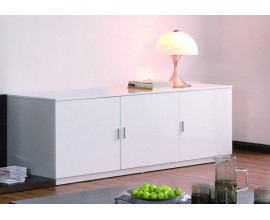 Moderní minimalistický třídveřový obdélníkový bílý příborník Meralos s kovovými úchyty a podstavou 160 cm