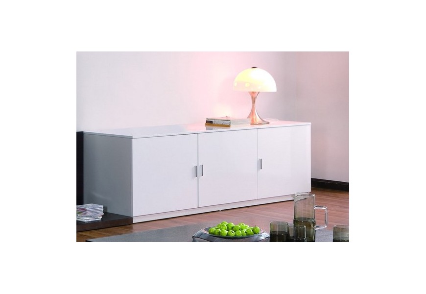 Moderní minimalistický třídveřový obdélníkový bílý příborník Meralos s kovovými úchyty a podstavou 160 cm