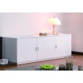 Moderní minimalistický čtyřdveřový obdélníkový bílý příborník Meralos s kovovými úchyty a podstavou 160 cm