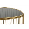 Art deco trojúhelníkový třístupňový příruční stolek Fayer se zlatou kovovou konstrukcí a černými skleněnými deskami 80 cm