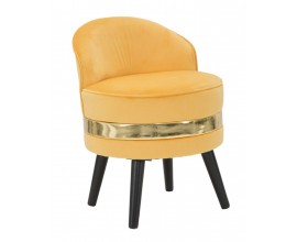Designov&aacute; glamour žlut&aacute; čalouněn&aacute; sametov&aacute; taburetka Laurentia s n&iacute;zkou opěrkou a kulat&yacute;m sedadlem se zalt&yacute;m kovov&yacute;m horizont&aacute;ln&iacute;m p&aacute;sem s potahem ze sametu a čern&yacute;mi &scaron;ikm&yacute;ma nohama