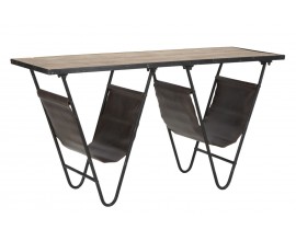Moderní designový konferenční stolek Duane s obdélníkovou vrchní deskou z masivního dřeva ve světle hnědé barvě s konstrukcí z kovu v černé barvě se dvěma integrovanými stojany na časopisy z ekokůže v hnědé barvě
