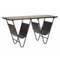 Moderní designový konferenční stolek Duane s obdélníkovou vrchní deskou z masivního dřeva ve světle hnědé barvě s konstrukcí z kovu v černé barvě se dvěma integrovanými stojany na časopisy z ekokůže v hnědé barvě