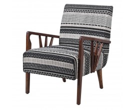 Designové retro čalouněné křeslo Marwe s bavlněným potahem v černé a bílé barvě s geometrickými vzory s bočními opěrkami a nohama z masivního mangového dřeva v tmavě hnědé barvě