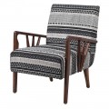 Designové retro čalouněné křeslo Marwe s bavlněným potahem v černé a bílé barvě s geometrickými vzory s bočními opěrkami a nohama z masivního mangového dřeva v tmavě hnědé barvě