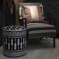 Luxusní retro křeslo Marwe s černobílým vzorovaným potahem a tmavými hnědými dřevěnými opěrkami 83 cm