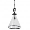 Designová skleněná závěsná lampa Olonnais s průhledným stínítkem kuželovitého tvaru s kovovým lemováním a závěsným mechanismem s designem háku na řetízku v černé barvě z kovu