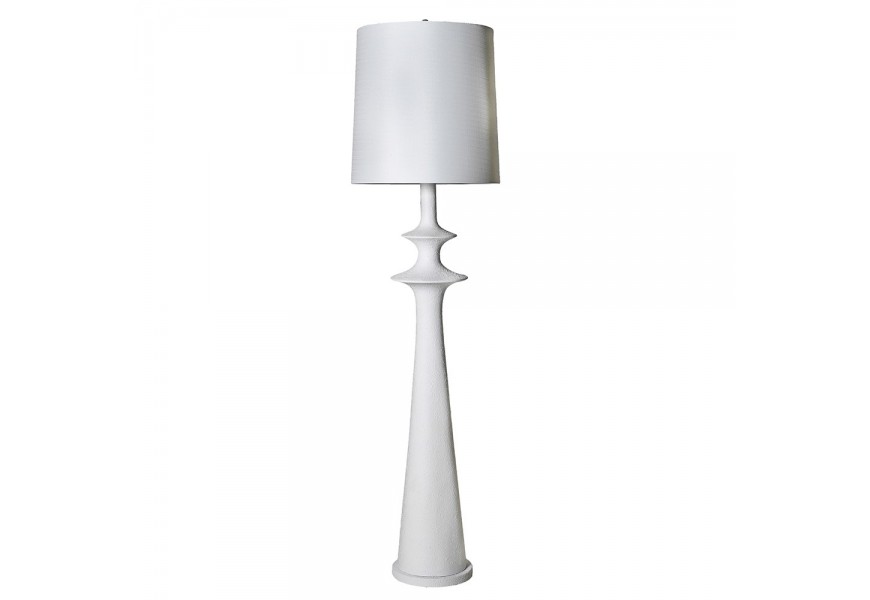 Provensálská stojací lampa Tori s nohou v kuželovém tvaru s keramickým designem a výraznou strukturou se dvěma oblými kružnicemi v bílé barvě s válcovým stínítkem s hedvábným povrchem