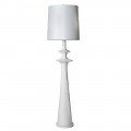 Provensálská stojací lampa Tori s nohou v kuželovém tvaru s keramickým designem a výraznou strukturou se dvěma oblými kružnicemi v bílé barvě s válcovým stínítkem s hedvábným povrchem