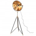 Luxusní retro stojací lampa Mara s lesklým zlatým nastavitelným stínítkem s tvarem reflektoru s černou trojnohou konstrukcí se zlatými detaily a centrální tyčí potaženou pravou kůží