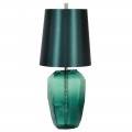 Art deco designová noční lampa Mistica v zelené smaragdové barvě se skleněnou průhlednou podstavou v nepravidelném tvaru s kovovými stříbrnými detaily a stínítkem z bavlny s lesklým povrchem ve válcovém tvaru