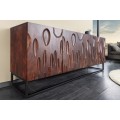 Designový čtyřdveřový příborník Wiellde z hnědého akáciového dřeva s vyřezávaným zdobením na dvířkách a podstavu z kovu 175 cm