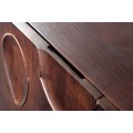 Designový čtyřdveřový příborník Wiellde z hnědého akáciového dřeva s vyřezávaným zdobením na dvířkách a podstavu z kovu 175 cm