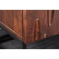 Designový čtyřdveřový příborník Wiellde z hnědého akáciového dřeva s vyřezávaným zdobením na dvířkách a podstavu z kovu 175 cm