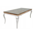 Luxusní glamour jídelní stůl Modern Barock s konstrukcí z kovu v lesklém chromovém stříbrném provedení s obdélníkovou vrchní deskou s vrstvou masivního teakového dřeva s výraznou strukturou v přírodní hnědé barvě překrytou průhledným bezpečnostním sklem