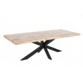 Designový industriální jídelní stůl Comedor s obdélníkovou vrchní deskou z masivního mangového dřeva s výraznou strukturou ve světle hnědé barvě a podstavou z kovu v černé barvě se čtyřmi zkříženýma nohama