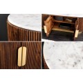 Luxusní art deco oválný čtyřdveřový TV stolek Gatsby z hnědého masivu s drážkovaným reliéfem a bílou mramorovou deskou 170 cm