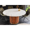 Luxusní art deco kulatý jídelní stůl Gatsby s bílou mramorovou deskou a hnědou masivní nohou s drážkovaným reliéfem 140 cm