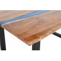 Moderní designový obdélníkový jídelní stůl Aquila s hnědou akací deskou s modrým akcentem a černýma nohama 160 cm