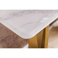 Luxusní mramorový konzolový stolek Hejdy s bílou deskou s šedým žilkováním a zlatýma nohama s geometrickým designem 140 cm