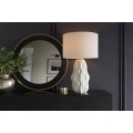 Designová moderní stolní lampa Davey s keramickou podstavou se zvlněným vzorem a textilním stínítkem v bílé barvě 65 cm