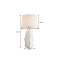 Designová moderní stolní lampa Davey s keramickou podstavou se zvlněným vzorem a textilním stínítkem v bílé barvě 65 cm