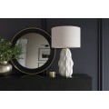 Designová moderní stolní lampa Davey s keramickou podstavou se zvlněným vzorem a textilním stínítkem v bílé barvě 65 cm