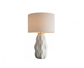 Designová moderní stolní lampa Davey s keramickou podstavou se zvlněným vzorem a textilním stínítkem v bílé barvě 65 cm