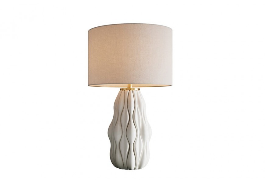 Designová keramická bílá stolní lampa Davey s nohou s plastickým reliéfem s designem vlnovek a kulatým válcovitým stínítkem z textilu