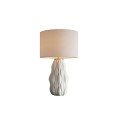 Designová keramická bílá stolní lampa Davey s nohou s plastickým reliéfem s designem vlnovek a kulatým válcovitým stínítkem z textilu