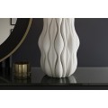 Designová moderní stolní lampa Davey s keramickou podstavou se zvlněným vzorem a textilním stínítkem v bílé barvě 65 cm