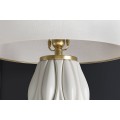 Designová moderní stolní lampa Davey s keramickou podstavou se zvlněným vzorem a textilním stínítkem v bílé barvě 65 cm