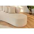 Designová moderní sedačka Jina oválného tvaru s bouclé potahem v krémové béžové barvě a čtyřmi polštáři 340 cm