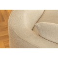 Designová moderní sedačka Jina oválného tvaru s bouclé potahem v krémové béžové barvě a čtyřmi polštáři 340 cm