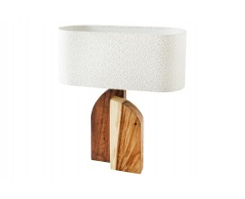 Designová venkovská stolní lampa Amanti s asymetrickou podstavou z masivního dřeva a bílým buklé stínítkem 61 cm