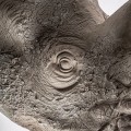 Designová etno závěsná nástěnná socha Rino v podobě hlavy nosorožce v šedé barvě 66 cm